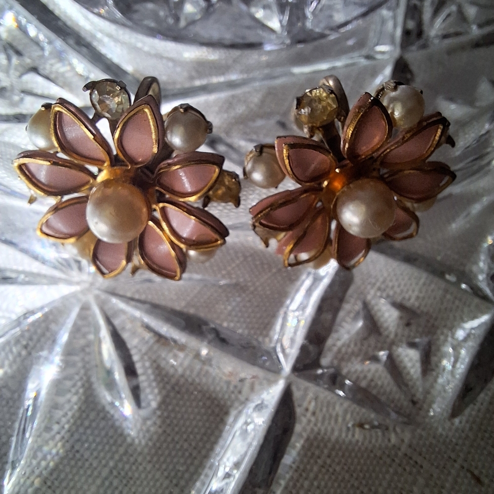 VTG Enamel Flower Screwback Earrings Pink Daisy Pearl Rhinestone Gold FABULOUS! - Picture 4 of 6